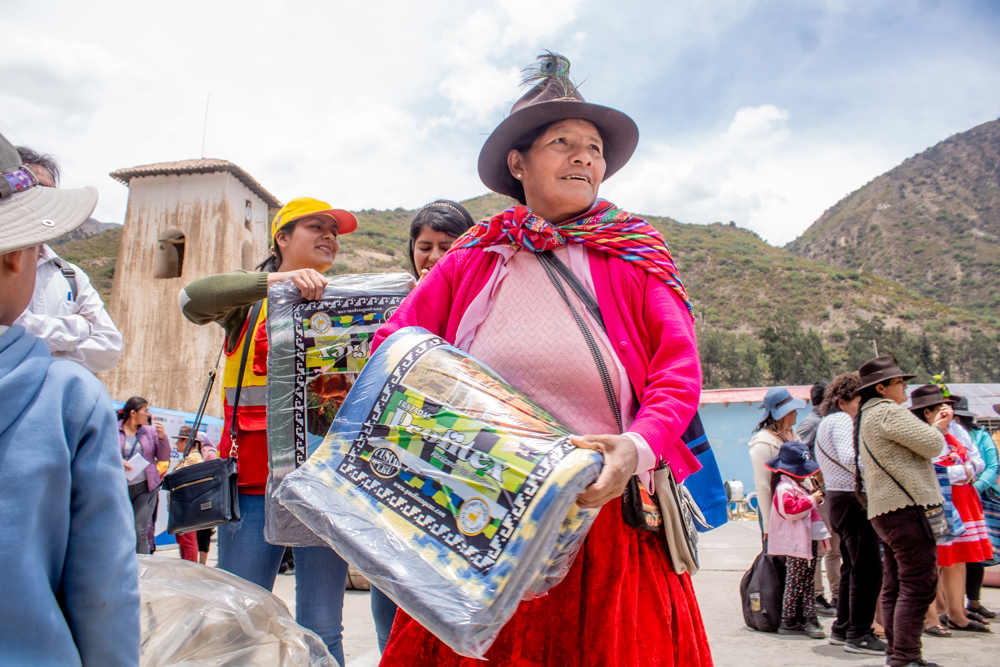 Entrega de frazadas donadas por empresas textiles en Chalhuanca, Apurimac