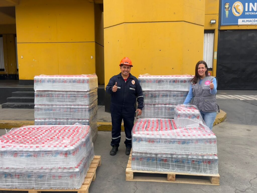 Recepción de agua en almacenes de INDECI en Lima e Iquitos para apoyo en emergencias