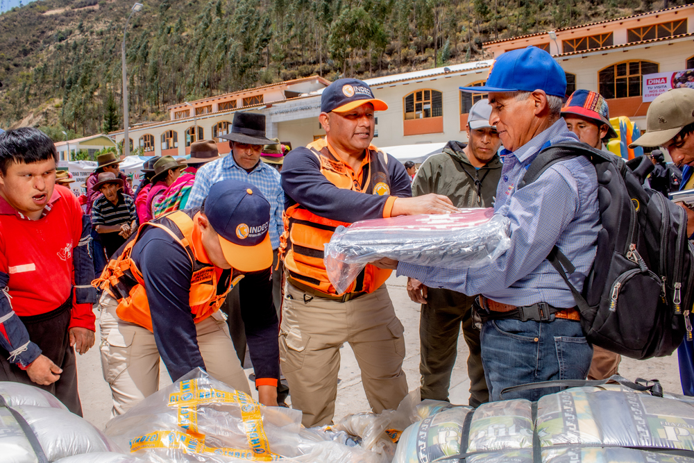 Apoyo multisectorial en Chalhuanca, Apurimac, con frazadas para familias afectadas por incendios