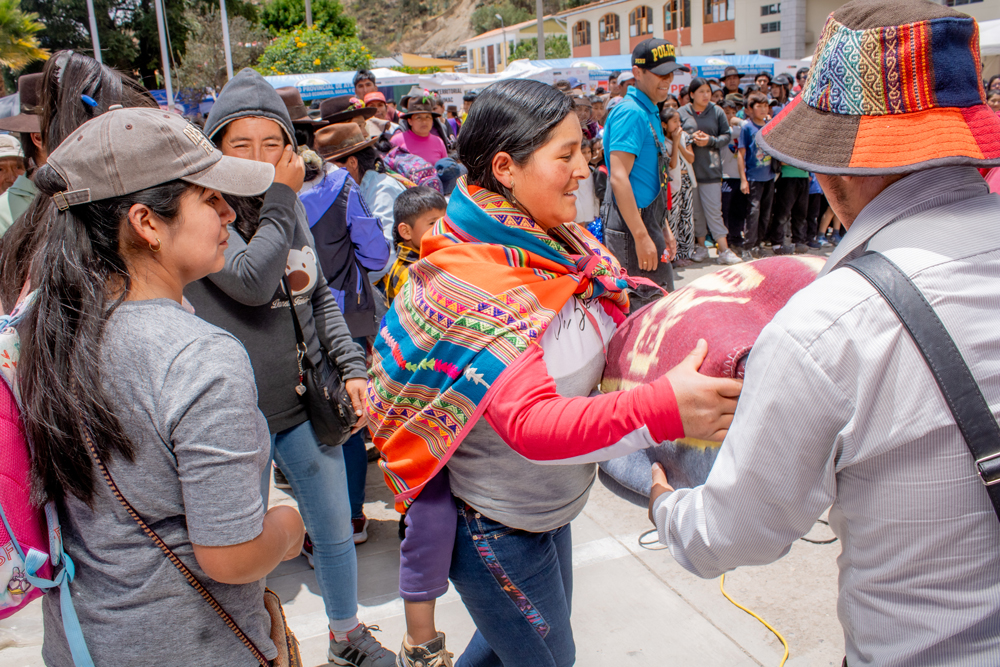 Distribución de frazadas a personas afectadas por heladas en Chalhuanca, Apurimac