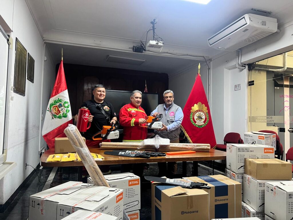 Bomberos forestales de Perú recibiendo equipamiento