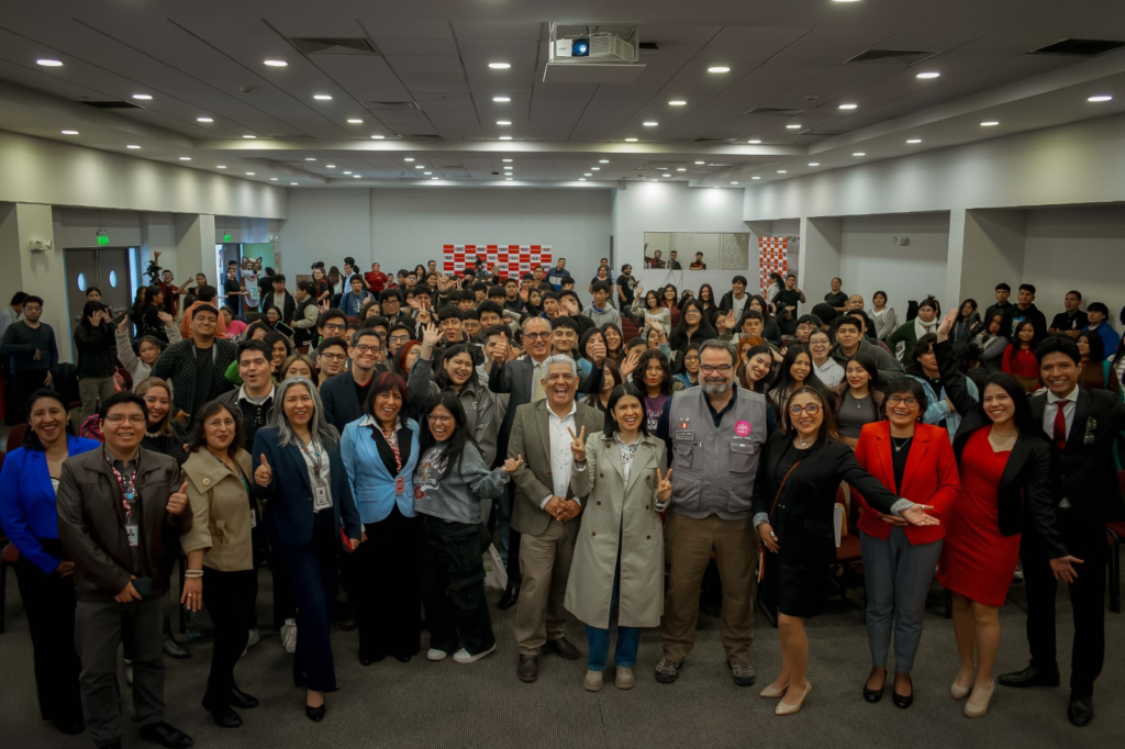 Exposición de Hombro a Hombro sobre comunicaciones en el 7mo aniversario de la UTP