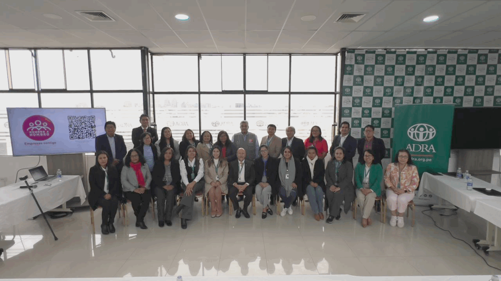 Participantes de ADRA durante taller sobre preparación ante sismos